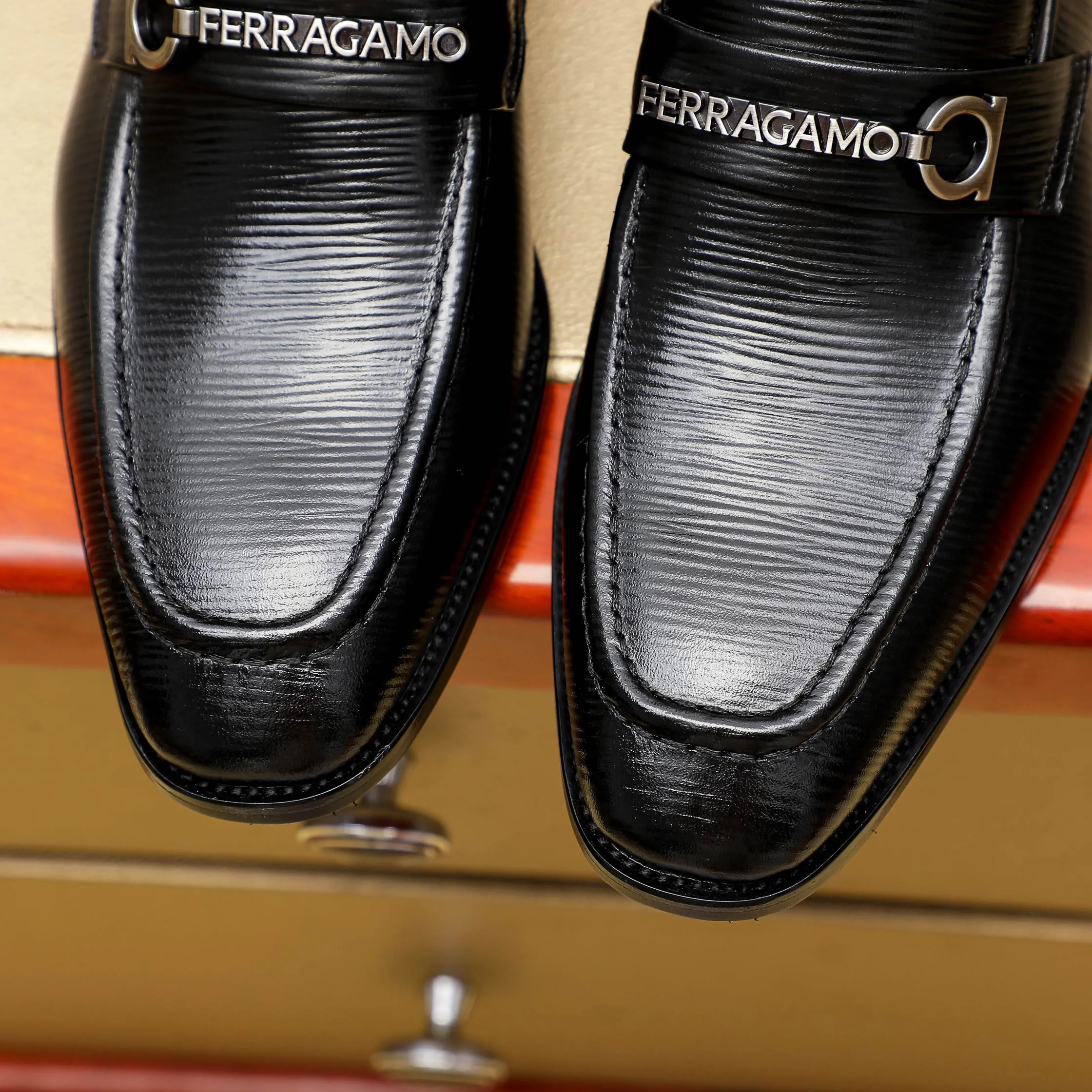 Men's shoes 💰460 🕷🕷🐂【Ferragamo】Ferragamo Popular fashion leather shoes🇨🇳Official website counter 1:1 production, original mold opening💯Good quality can be seen, imported high-end first-layer waxed calfskin, water-dyed🐂leather lining🌿very clear texture, high-quality waterproof, non-slip and wear-resistant outsole🎋high quality and low price, truly handmade🍓2 colors available! Code number 38-44……(45.46.Customized)
